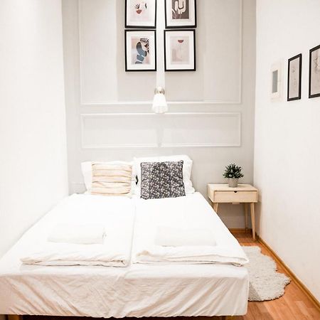 Stylish And Spacious ! Central Location Kazincy Netflix Βουδαπέστη Εξωτερικό φωτογραφία