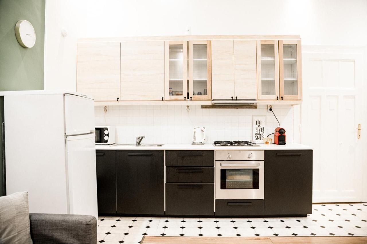 Stylish And Spacious ! Central Location Kazincy Netflix Βουδαπέστη Εξωτερικό φωτογραφία