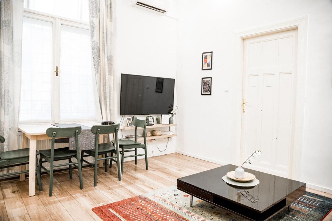 Stylish And Spacious ! Central Location Kazincy Netflix Βουδαπέστη Εξωτερικό φωτογραφία